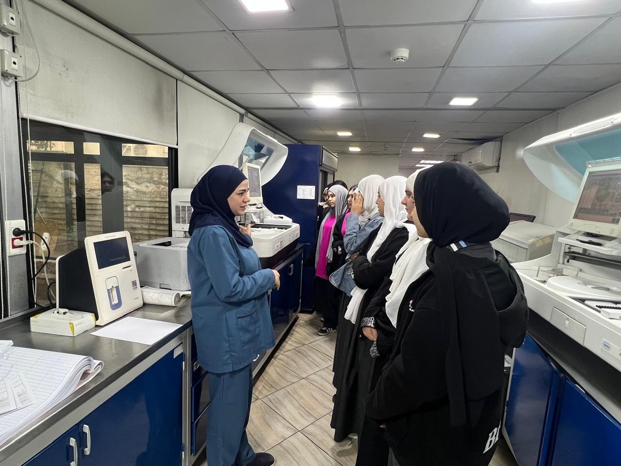 حين يلتقي العلم بالإنسانية… زيارة نوعية لطلاب ثانوية الاستجابة إلى مستشفى دلاعة